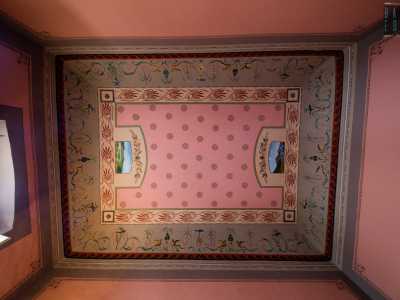 Qui sulla fascia grigia perimetrale del soffitto, che spezza il dominante color rosa dell�ambiente...